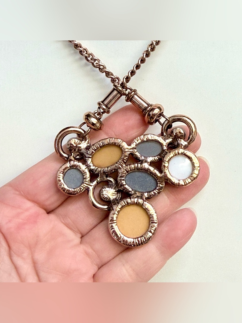 Lovely, vintage-inspired bib necklace - Picture 4 of 5